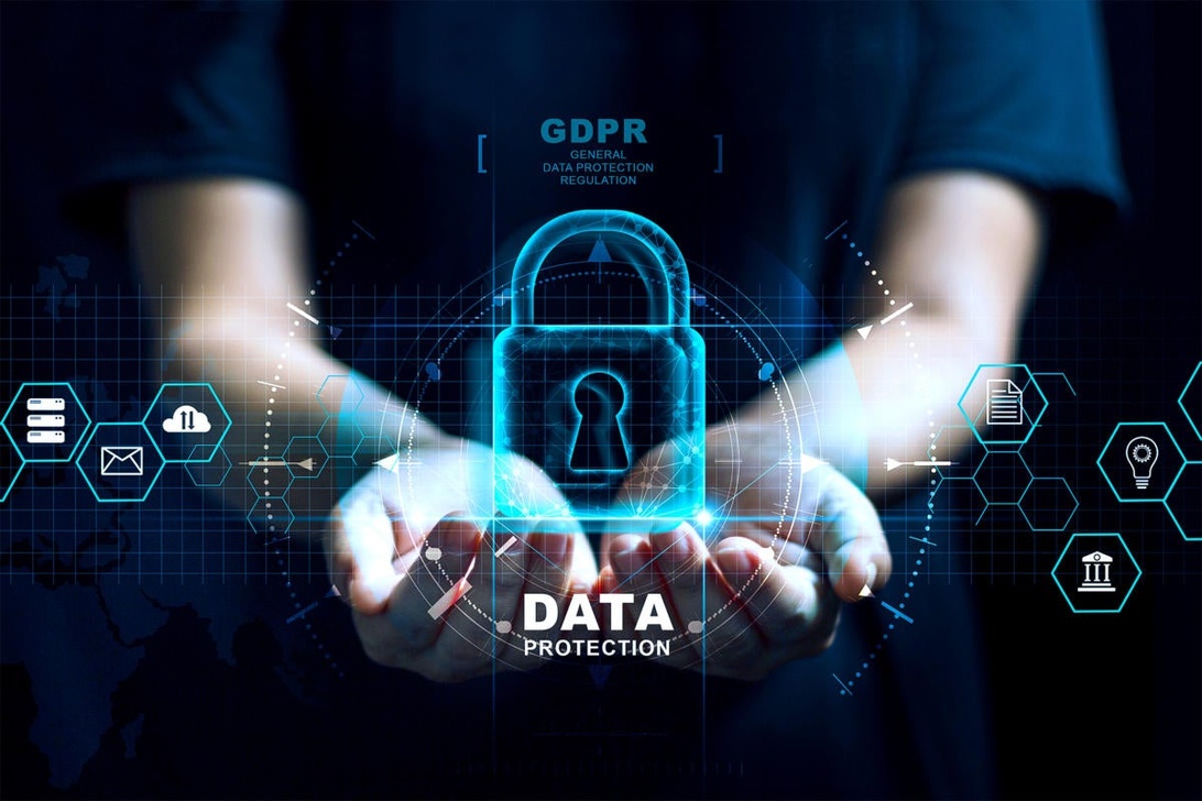 Händer som håller i en holografisk display av ett digitalt hänglås med orden 'DATA PROTECTION' och 'GDPR', vilket illustrerar vikten av dataskydd och regelefterlevnad för att bygga förtroende.